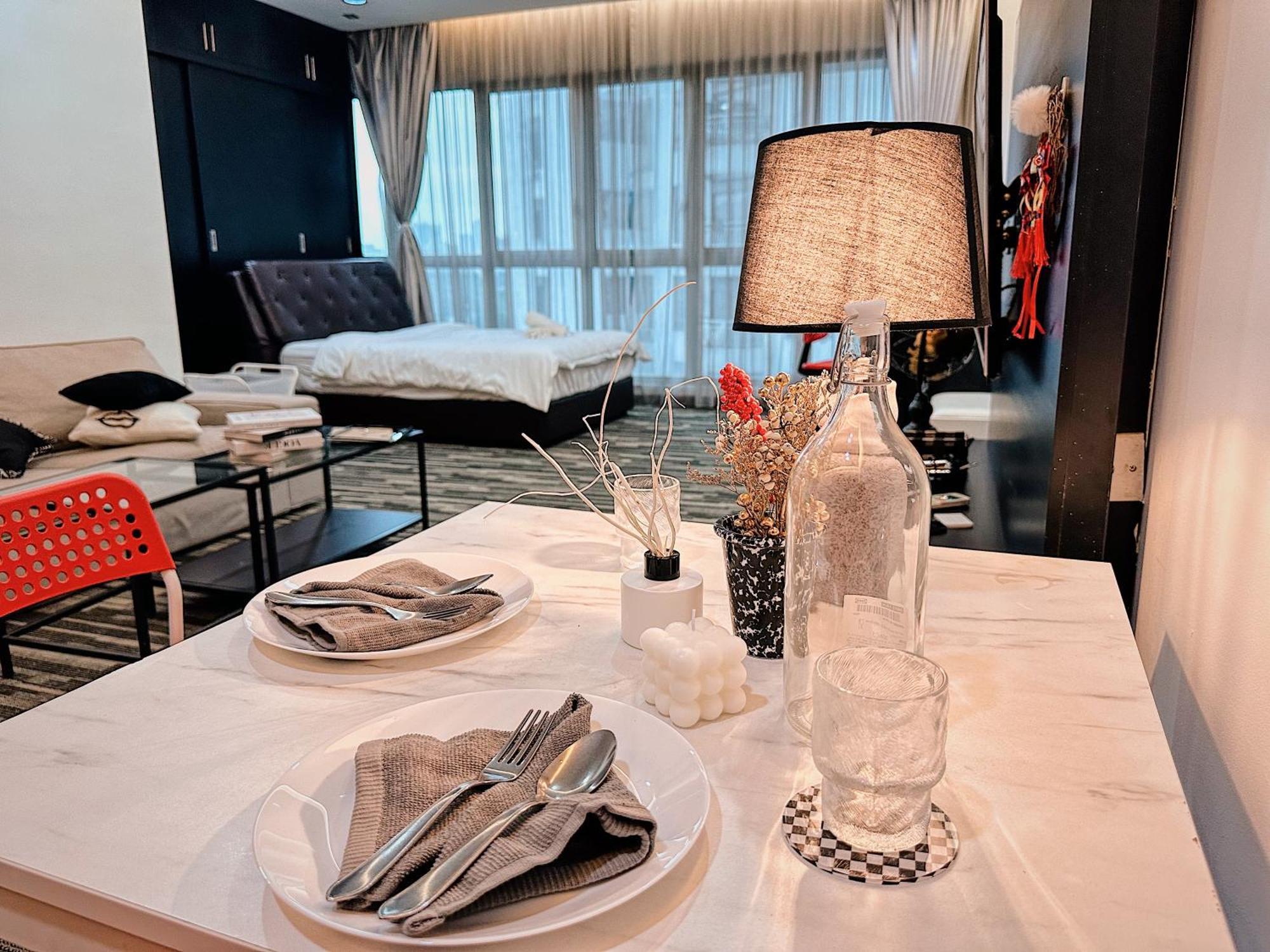 קואלה לומפור Modern Bauhaus Studio At Regalia Klcc Infinity Pool מראה חיצוני תמונה